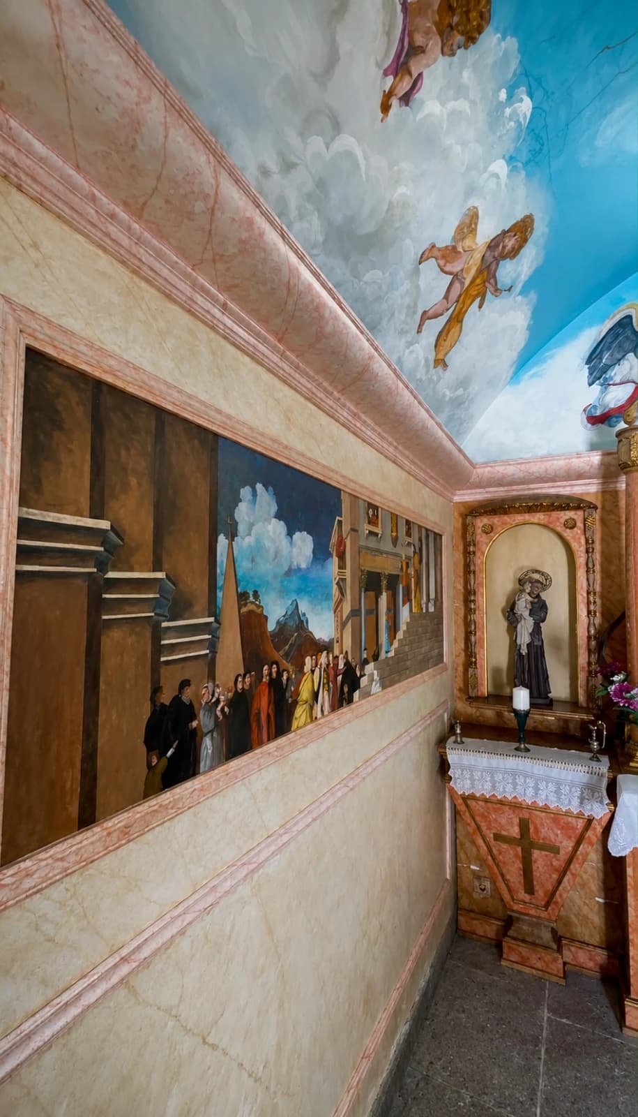 Frescos pintados e altar lateral no interior da capela