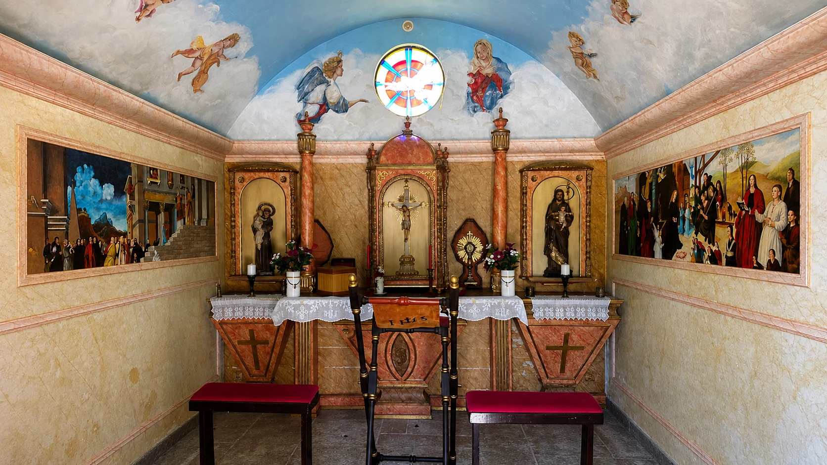 Vista frontal do altar principal, do vitral e dos frescos da capela