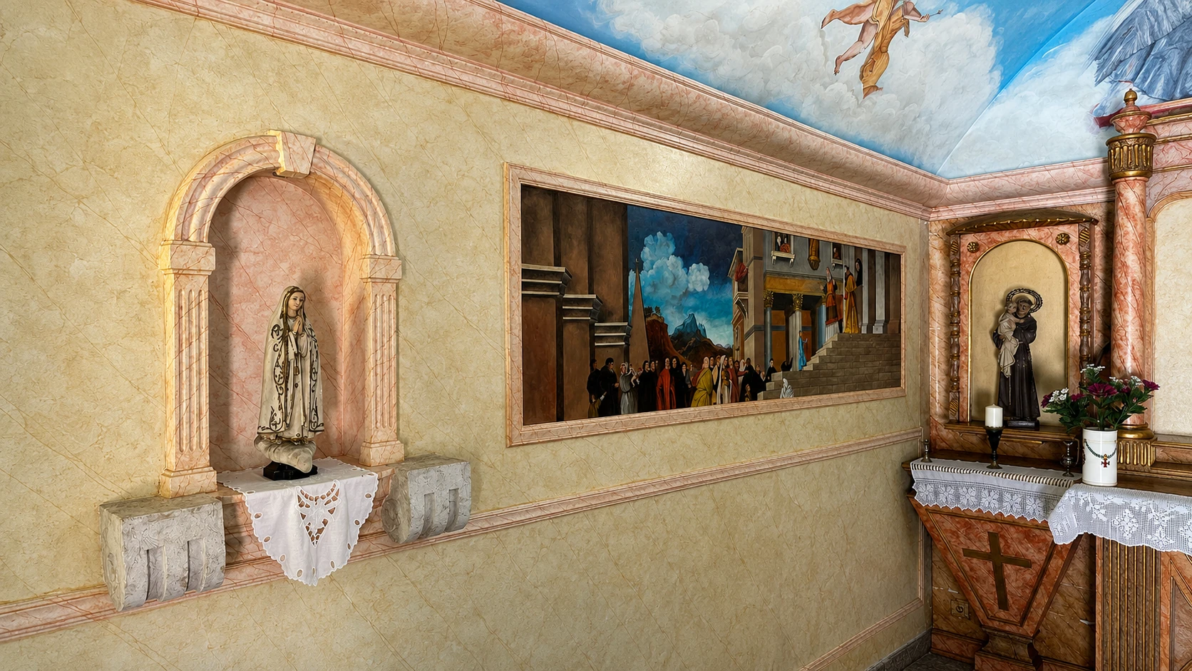 Mural pintado, imagem de Nossa Senhora e altar lateral no interior da capela