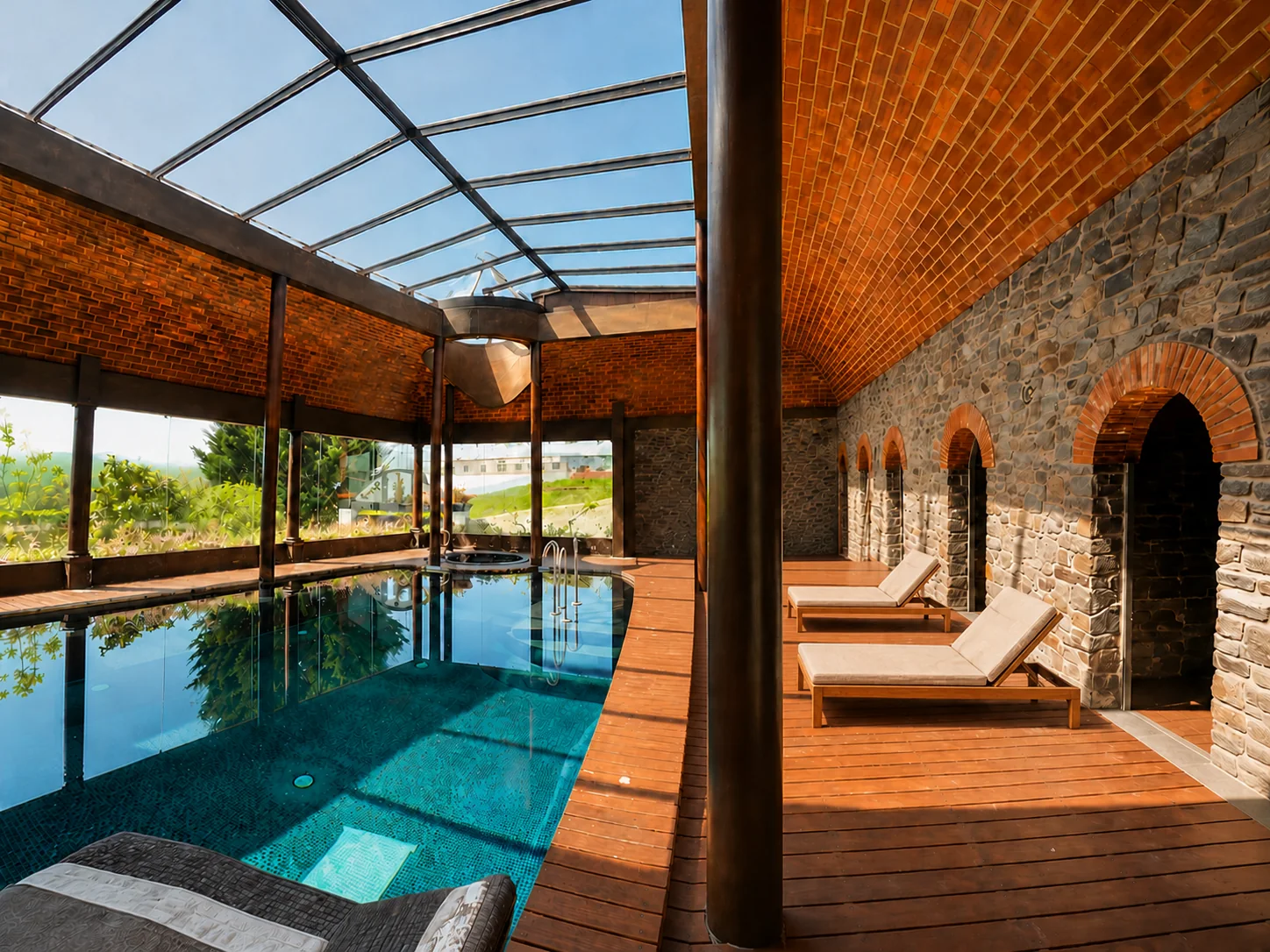 Piscina interior com cobertura envidraçada